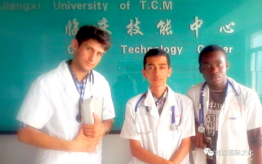 赞比亚 江西中医药合影.png