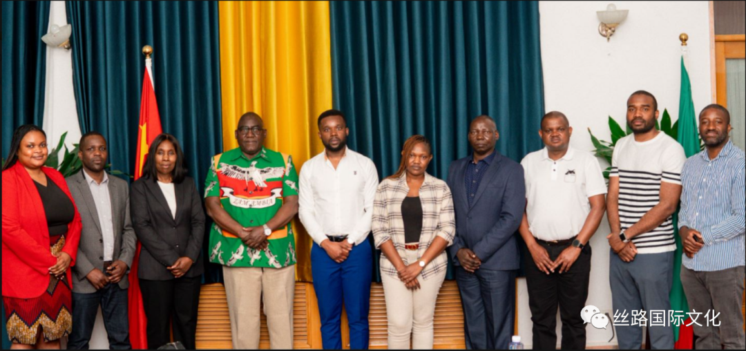 赞比亚在大使馆合影.png