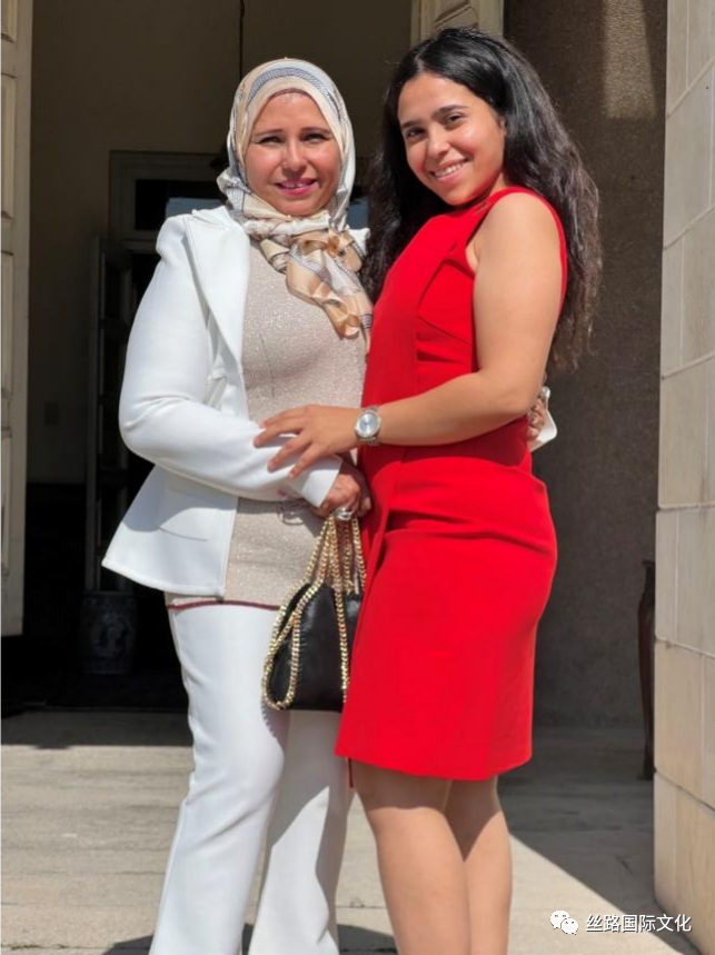 埃及 与母亲合影.png