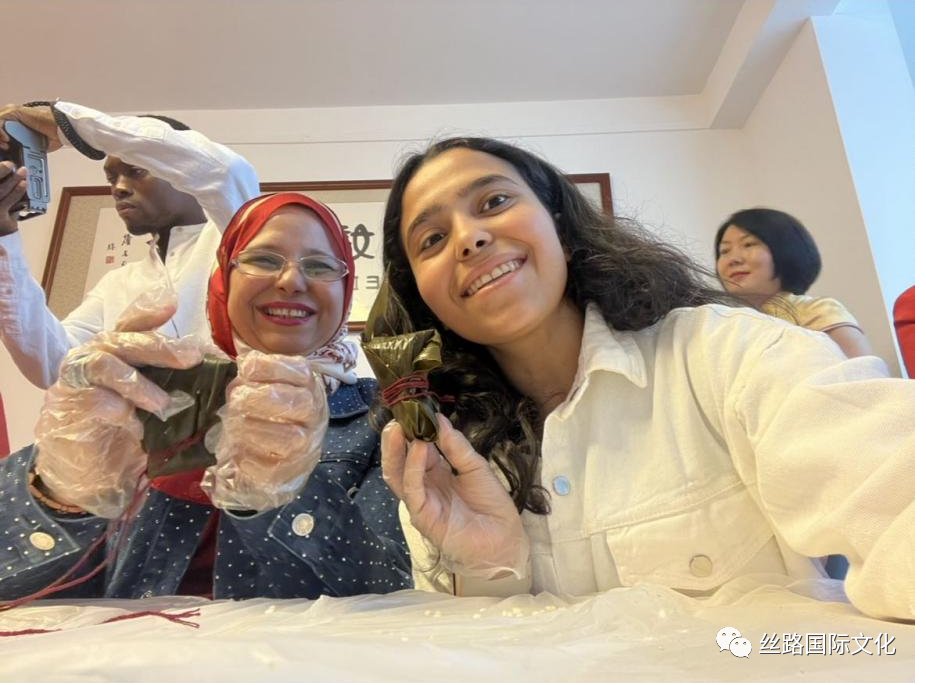 埃及 与母亲一起包粽子.png