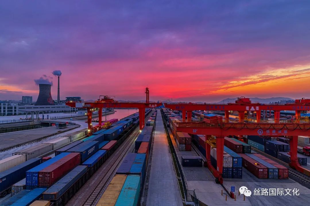 中欧班列夕阳.jpg