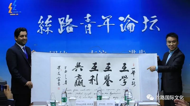 巴基斯坦文字合影.jpg