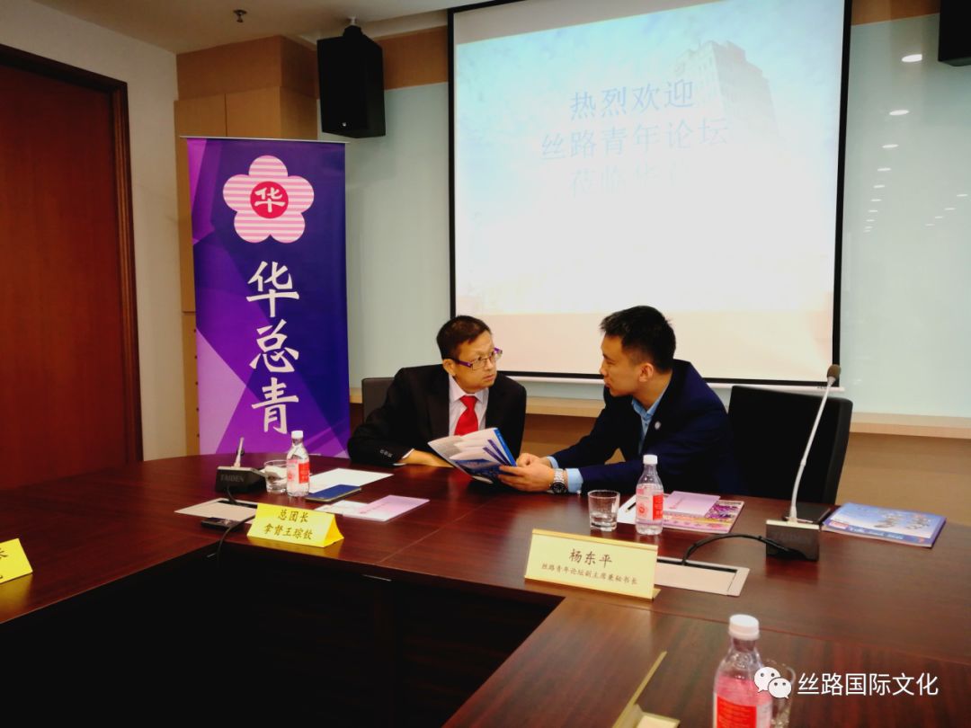 王与杨合影 马来西亚.jpg