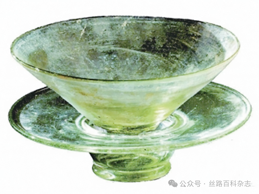 图三:淡黄色玻璃茶碗茶托.png