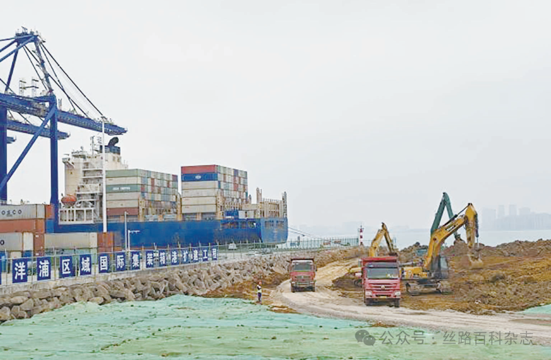 海南洋浦区域国际集装箱枢纽港扩建工程施工现场.png